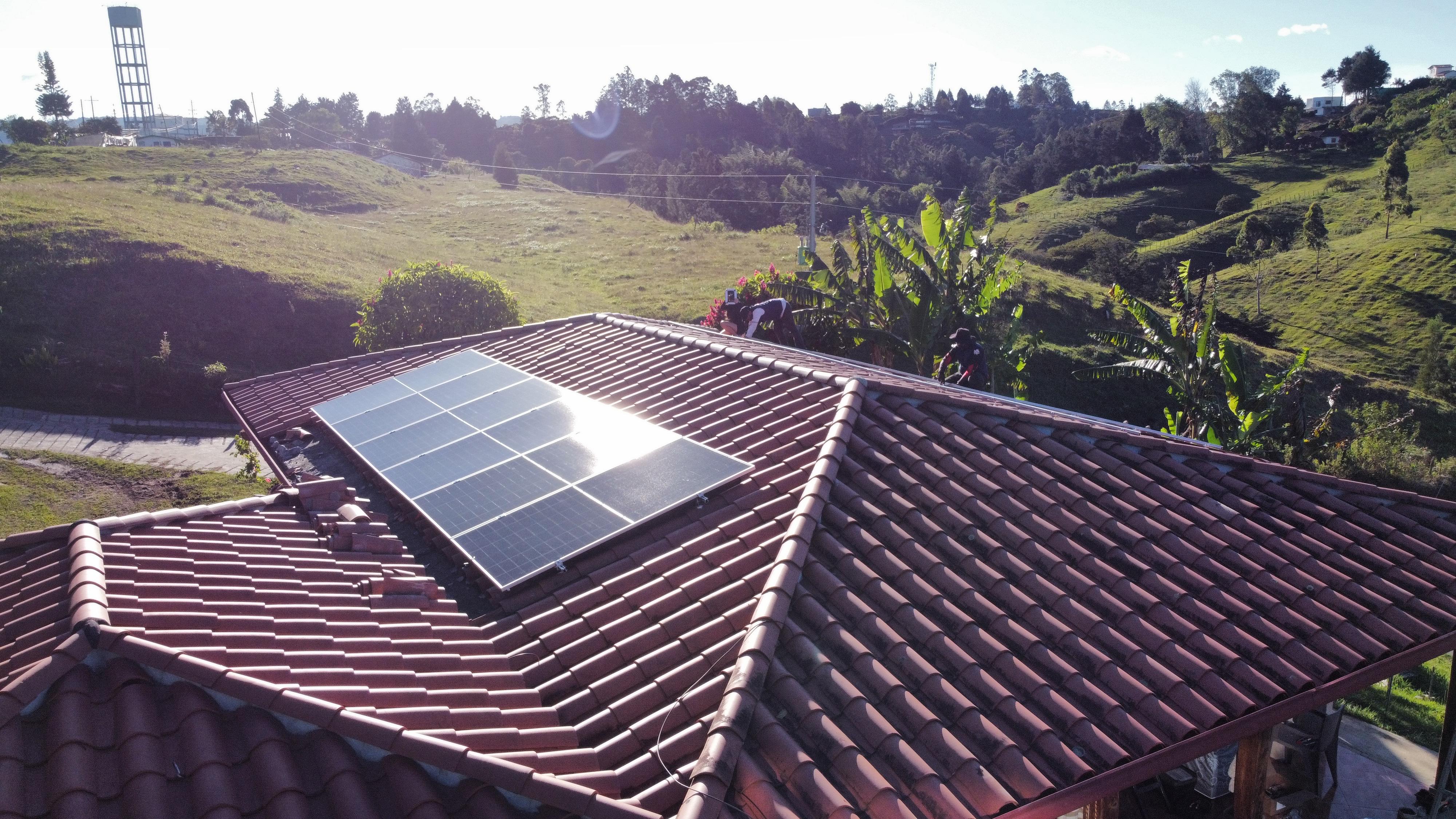 Paneles solares instalados sobre techo residencial en Rionegro