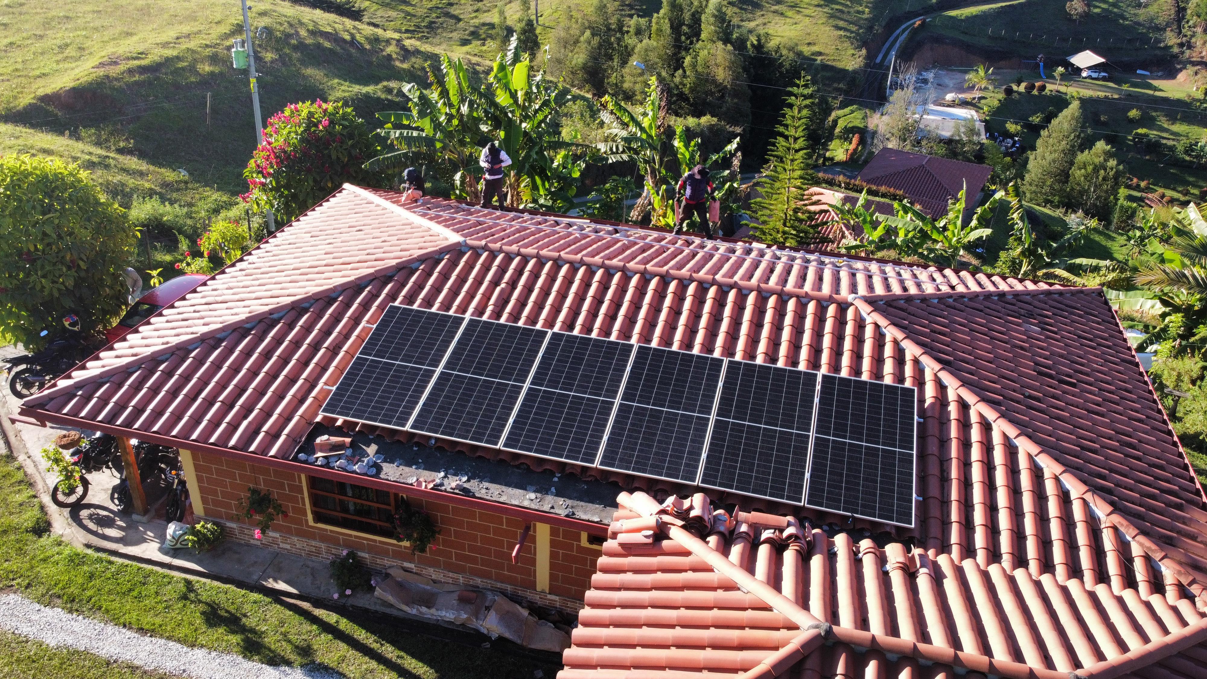 Vista aérea del sistema fotovoltaico residencial instalado en Rionegro